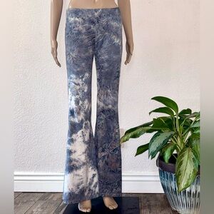 HONEY PUNCH Boho Blue & White Tie-Dye Festival Flare Pants